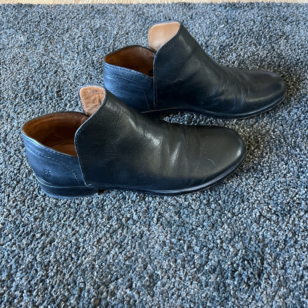 Super cute Frye Booties in black leather size 8.5.